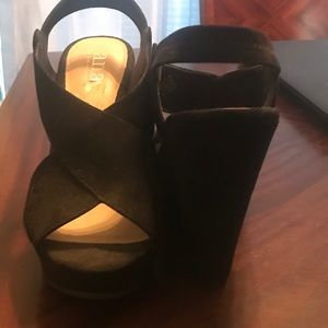 Ana wedges black